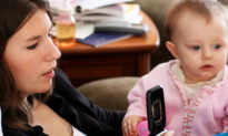 Cha mẹ nghiện điện thoại thông minh ảnh hưởng đến hành vi của trẻ
