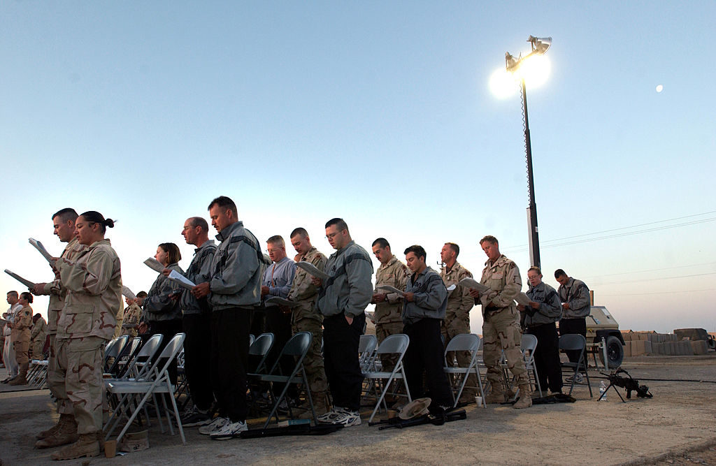 Binh lính Mỹ đang cầu nguyện vào sớm ngày 20/04/2003, ở Afghanistan. 