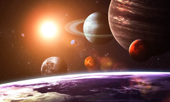 Hai người hàng xóm to lớn của trái đất chúng ta là sao Thổ và sao Mộc. Trong hệ mặt trời, sao Thổ và sao Mộc có thể tích lớn nhất, ảnh hưởng đến trái đất cũng lớn nhất.