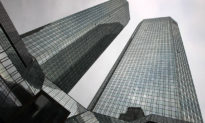 Hoảng loạn lan truyền vì lo sợ Deutsche Bank trở thành 'Credit Suisse tiếp theo'