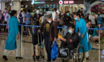 Hà Nội huy động 90 y bác sĩ để xét nghiệm du khách tại sân bay Nội Bài