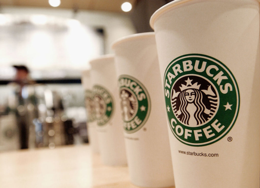 Báo chí ĐCSTQ ghét thương hiệu nước ngoài: Khoản đầu tư của Starbucks và Tesla gặp nguy