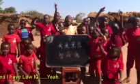 Người Trung Quốc cho tiền lừa trẻ em Châu Phi nói: Tôi là quỷ đen có IQ thấp (video)