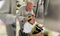 Xúc động mối tình trăm năm: Cụ ông 92 tuổi cẩn thận nhuộm tóc cho vợ khi phải tự cách ly