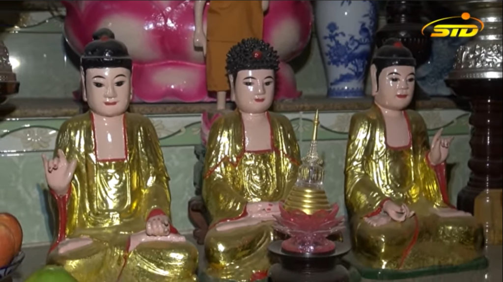 Ba pho tượng Phật trong Chùa Thủ Huồng vẫn còn lưu giữ đến tận ngày nay. (Ảnh chụp video)