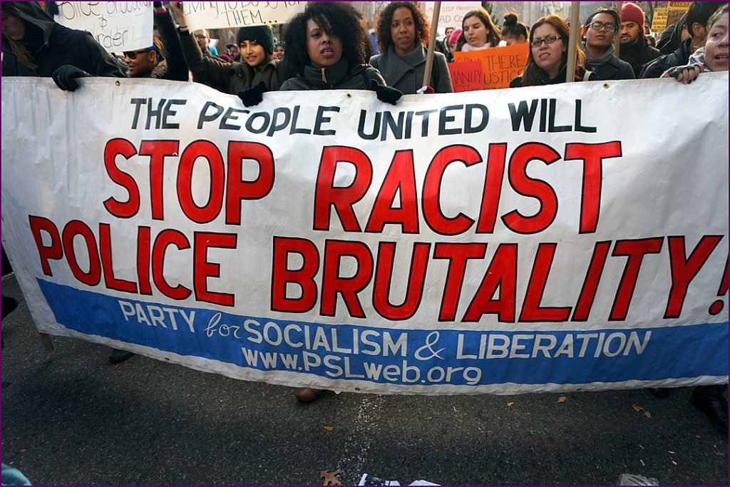 Dưới thời Barack Obama, tình trạng phân biệt chủng tộc không nhưng không được khắc phục. Trái lại, sự chia rẽ giữa các sắc tộc còn nặng nề hơn. Vào năm 2015, số người da đen bị cảnh sát Mỹ bắn chết lên tới 1134 người.