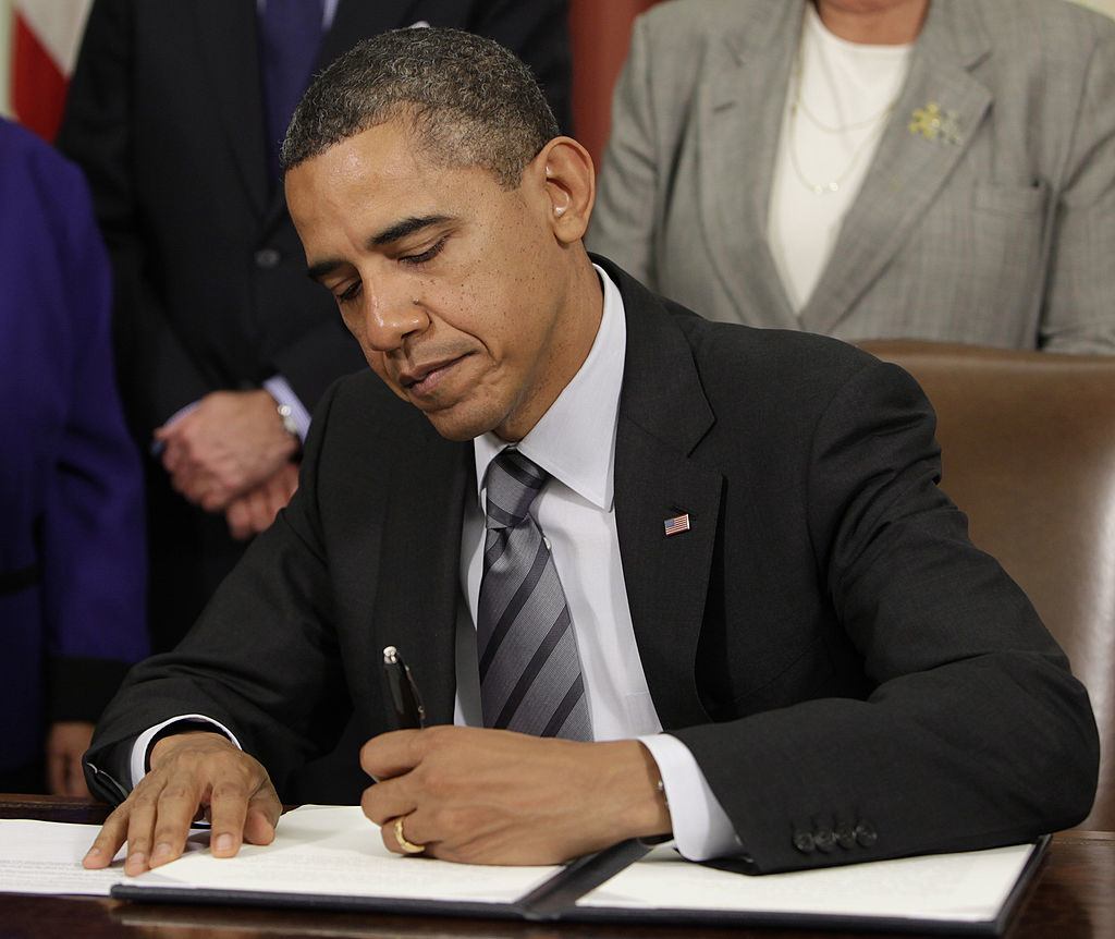 Tổng thống Obama đã tuyên bố: “Tôi có một cây bút và tôi có một cái điện thoại!”, hàm ý ông không cần Quốc hội và sử dụng quyền lực hành pháp của mình để giải quyết các vấn đề “sa lầy” tại Quốc hội.