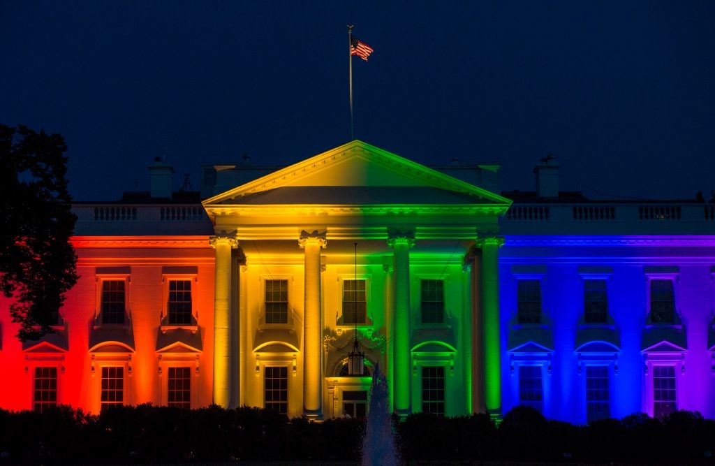 Với sự ủng hộ tích cực của Obama, Mỹ trở thành một trong những quốc gia đầu tiên đưa ra luật pháp bảo vệ quyền lợi cho hôn nhân đồng tính, đồng thời cho phép người đồng tính tham gia vào quân đội. Ảnh: Nhà Trắng thể hiện sự ủng hộ với người đồng giới tại Washington vào ngày 26/06/2015. (Nguồn: Getty)
