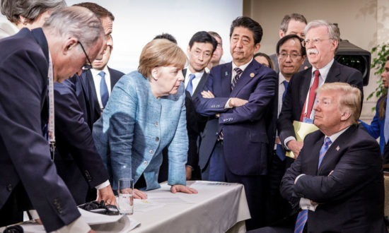 Thủ tướng Đức Angela Merkel thảo luận với Tổng thống Mỹ Donald Trump bên lề chương trình nghị sự chính thức vào ngày thứ hai của hội nghị G7 tại Charlevoix, Canada vào ngày 9/6/2018 (Ảnh: Jesco Denzel /Bundesregierung via Getty Images)
