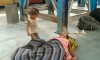 Đau lòng cảnh tượng em bé ngơ ngác lay gọi mẹ đã mất giữa sân ga Ấn Độ