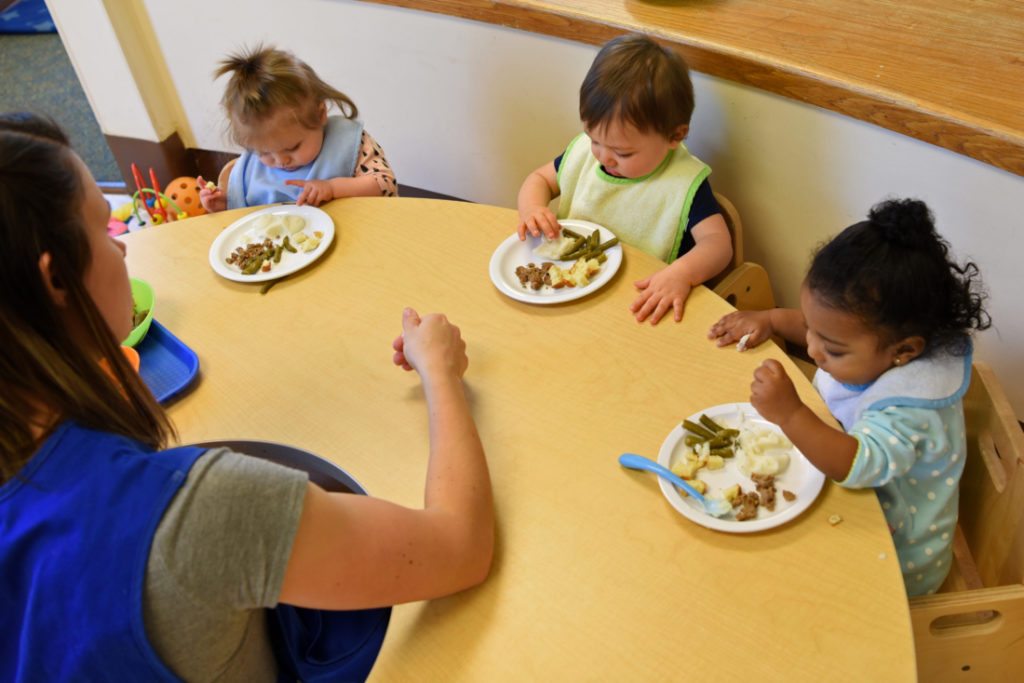 Vì sao nói: Giáo dục trên bàn ăn ảnh hưởng đến tương lai của đứa trẻ?