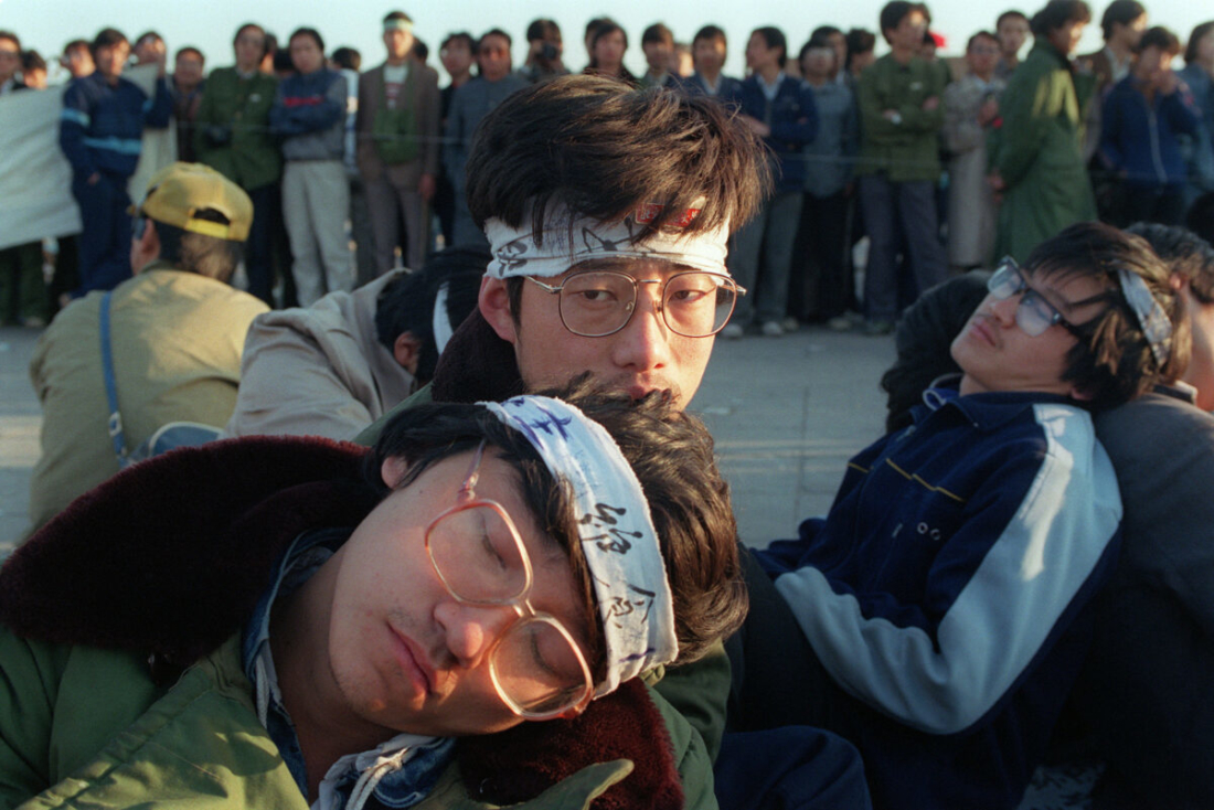 Sinh viên đói khát tại Đại học Bắc Kinh nghỉ giải lao khi hàng trăm sinh viên tuyệt thực vô thời hạn, năm 1989.  14 tháng 5  Quảng trường Thiên An Môn trong cuộc biểu tình dân chủ quần chúng chống chính phủ Trung Quốc.  (Catherine Henriette / AFP qua Getty Images)