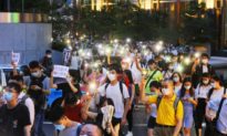 Hàng trăm người biểu tình tại Hong Kong xuống đường để kỷ niệm ‘cuộc biểu tình triệu người’