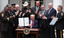 Tổng thống Trump ký sắc lệnh hành pháp cải cách cảnh sát, khôi phục luật pháp và trật tự