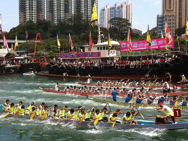 Lễ hội đua thuyền rồng vào lễ Tết Đoan Ngọ ở Hong Kong.