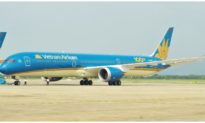 Máy bay Boeing của Vietnam Airlines va quẹt cầu ống dẫn khách