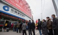ĐCSTQ đàn áp mạnh tay khi người dân Trung Quốc ồ ạt rút tiền khỏi ngân hàng