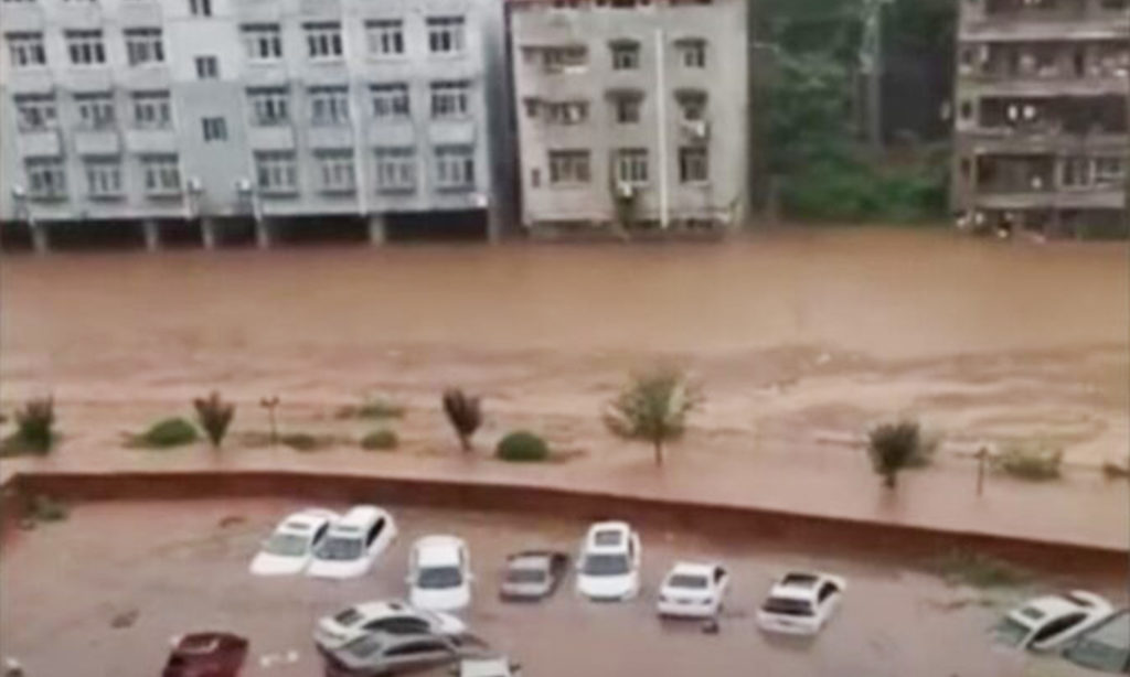 Trung Quốc nâng cảnh báo lũ lụt lên mức khẩn cấp quốc gia, hơn 100 người thiệt mạng và mất tích