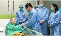 Bác sĩ từ CDC Mỹ chúc mừng Việt Nam điều trị thành công cho phi công người Anh