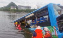 Xe buýt tại Trung Quốc lao xuống hồ chứa nước, ít nhất 21 người thiệt mạng