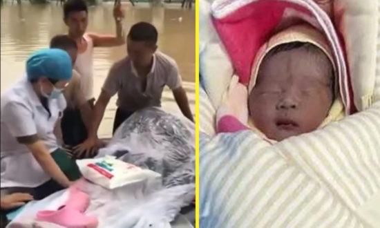 Em bé Trung Quốc chào đời trên lốp cao su giữa dòng nước lũ