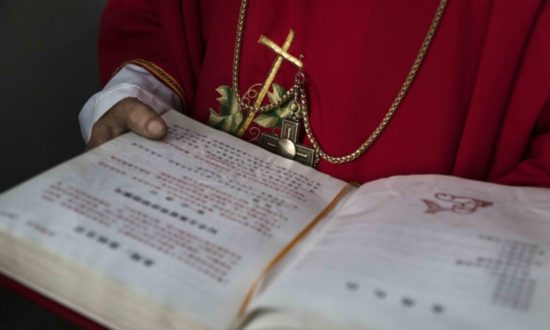 Giáo trình của Trung Quốc xuyên tạc kinh Thánh, nói Chúa Giêsu giết phụ nữ