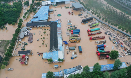 Hình ảnh kinh hoàng về lũ lụt ở Trung Quốc: Dân trắng tay chỉ trong chốc lát