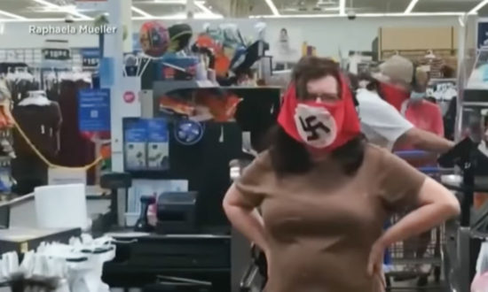 Cặp đôi đeo 'khẩu trang' có biểu tượng của phát xít Đức trong Walmart gây sốc cộng đồng mạng