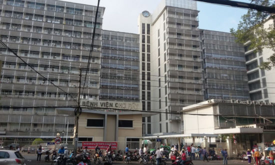Một khách sạn đối diện Bệnh Viện Chợ Rẫy bị phong tỏa và phun thuốc khử trùng