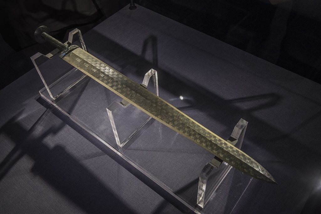 Nghiên cứu sâu hơn cho thấy lý do tại sao "Thanh kiếm Việt Vương Câu Tiễn" không bị rỉ sét trong hàng ngàn năm là vì thanh kiếm được phủ một lớp kim loại có chứa crom. (Wikipedia)