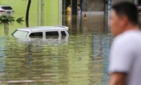 Mưa lớn trút xuống sông Trường Giang, gây lũ lụt ở các thành phố và khiến nhiều người mất nhà cửa
