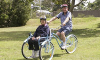 Chồng tự làm chiếc ghế xe đạp siêu đặc biệt dành tặng vợ bị bệnh Alzheimer