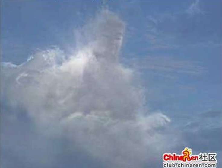 Một bức ảnh khác ghi lại hình ảnh Đức Phật trên bầu trời.  (Internet)