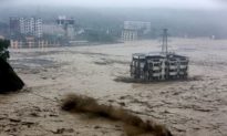 Lũ lụt Trung Quốc gây lở đất, nhấn chìm đường sắt sang Việt Nam