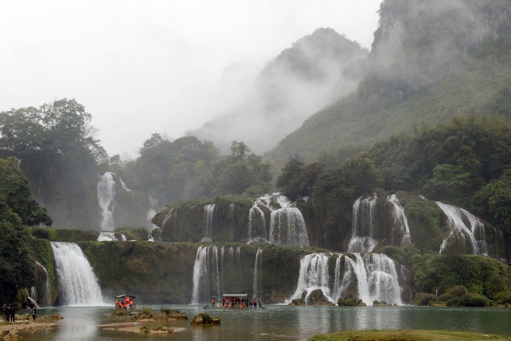 Thác Bản Giốc, địa danh nằm trên khu vực biên giới giữa Việt Nam và Trung Quốc.
