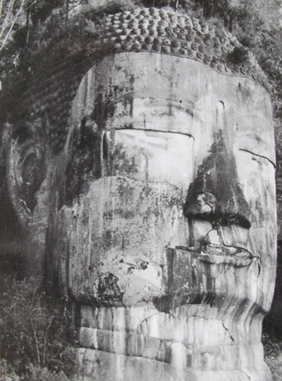 Một bức tượng Phật nhắm mắt và ngấn lệ vào năm 1962.