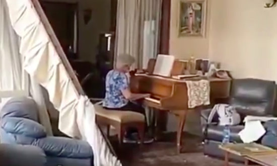 Giữa căn phòng đổ nát sau vụ nổ ở Beirut, cụ bà bình thản chơi piano