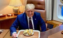 Bữa tối giản dị của Tổng thống Trump: Bánh mì kẹp thịt