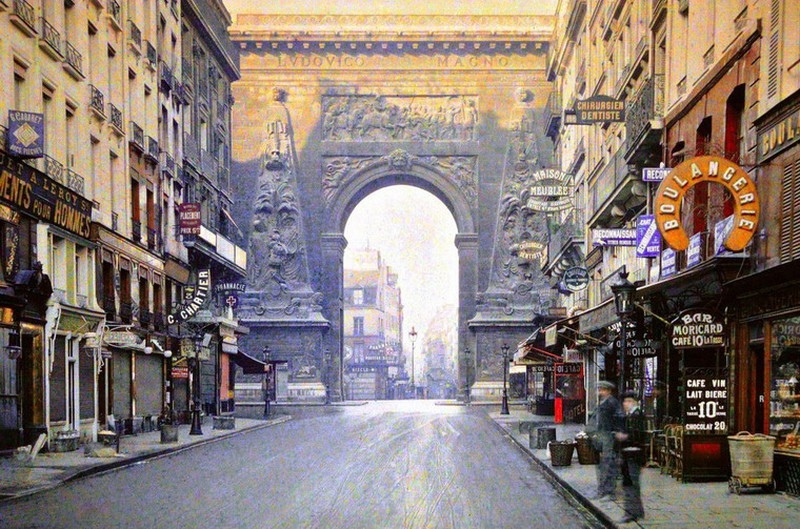 Bức ảnh được chụp vào năm 1914, đây là một con phố ở Paris mang nét đẹp cổ kính và hoàn mỹ.