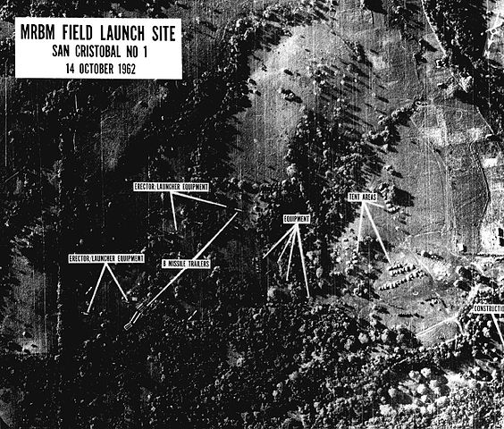 Ngày 14/10/1962, chiếc U-2 trở lại Mỹ đem theo hình ảnh xác thực các vị trí Liên Xô bí mật lắp đặt tên lửa hạt nhân, cách bờ biển Florida của Mỹ chỉ khoảng 90 dặm. (Wikipedia)