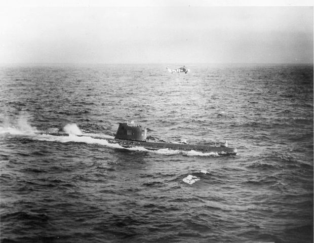 Tàu ngầm B-59 của Liên Xô, buộc phải ngoi lên mặt nước ở Caribe gần Cuba. (Wikipedia)