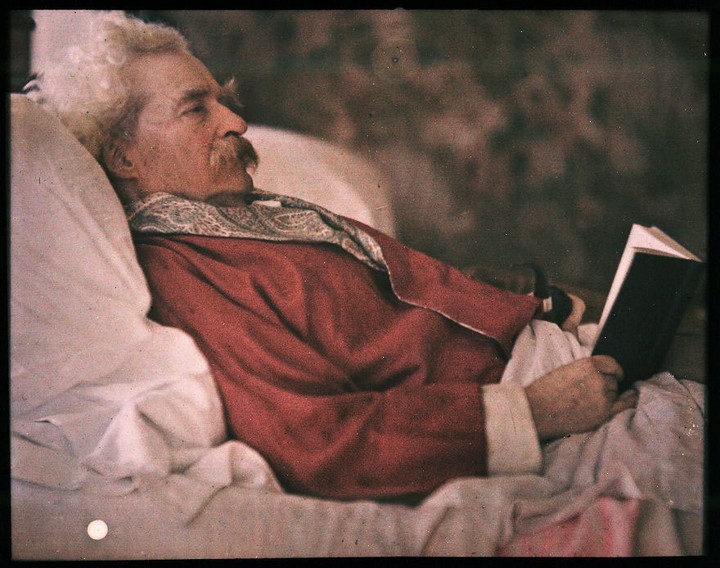 Được chụp hai năm trước khi ông qua đời vào năm 1910, bức ảnh cho thấy nhà văn Mark Twain đang thư giãn trên giường cùng với một cuốn sách.