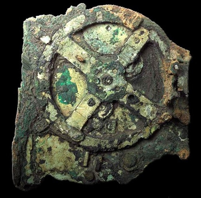 Cỗ máy Antikythera là một máy tính analog và mô hình hệ mặt trời cơ học có niên đại trên 2.000 năm tuổi của nền văn minh tiền sử.