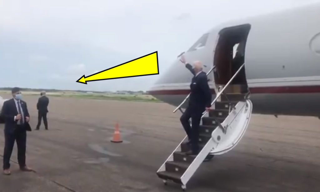 Joe Biden vẫy tay chào "bãi đất trống" tại sân bay Florida?