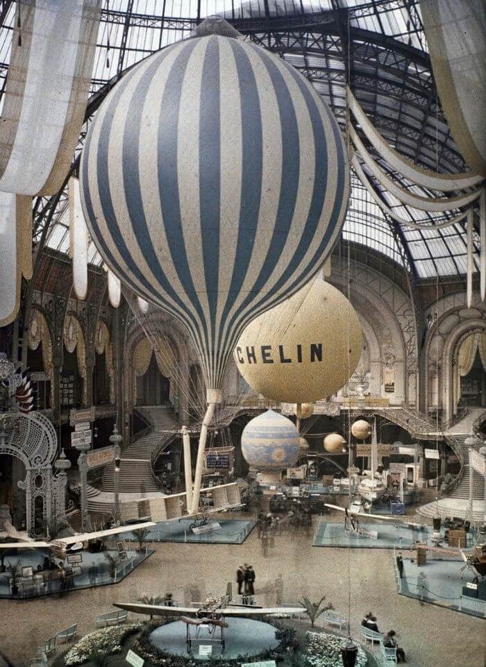 Những quả bóng bay khổng lồ bên trong một tòa nhà lớn được chụp ở thành phố Lyon (Pháp) vào năm 1914. Địa điểm nơi diễn ra sự kiện này có thể là tại Hội chợ Thế giới.