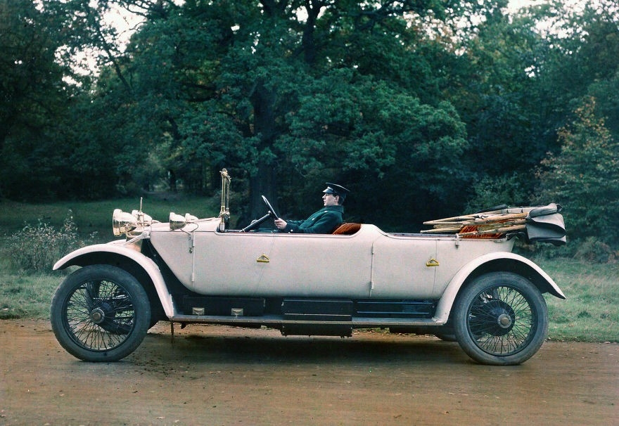 Bức ảnh chụp vào năm 1913 tái hiện cảnh người ngồi sau tay lái như thể đang điều khiển chiếc xe, bởi vào thời ấy, việc chụp một bức ảnh khi chiếc xe đang chạy là bất khả thi.