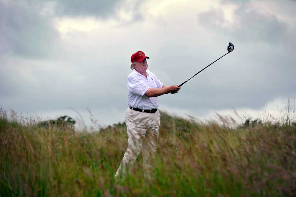 Tổng thống Mỹ Donald Trump khai trương sân gôn Trump International Golf Links trị giá hàng triệu bảng Anh mới của mình ở Aberdeenshire, Scotland, vào ngày 10 tháng 7 năm 2012. (Ảnh: Getty Images)