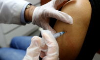 ĐCSTQ hô hào tiêm vaccine cúm do Trung Quốc sản xuất, người dân nước này lo âu cảnh giác