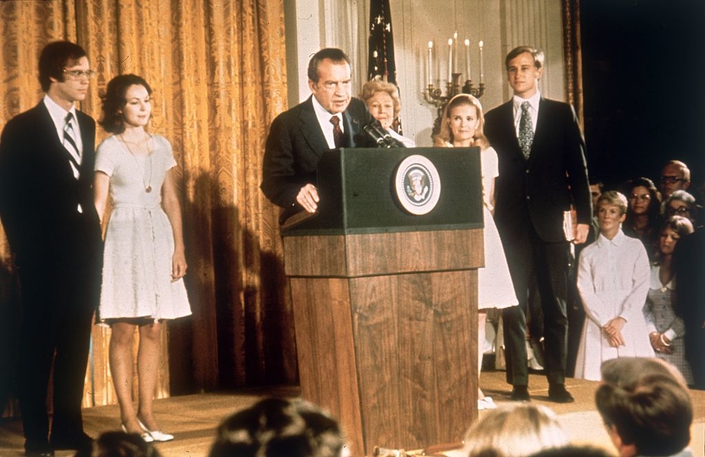 Chính trị gia người Mỹ Richard Nixon (1913 - 1994) tại Nhà Trắng cùng gia đình sau khi ông từ chức Tổng thống, ngày 9 tháng 8 năm 1974. (Ảnh: Getty Images)
