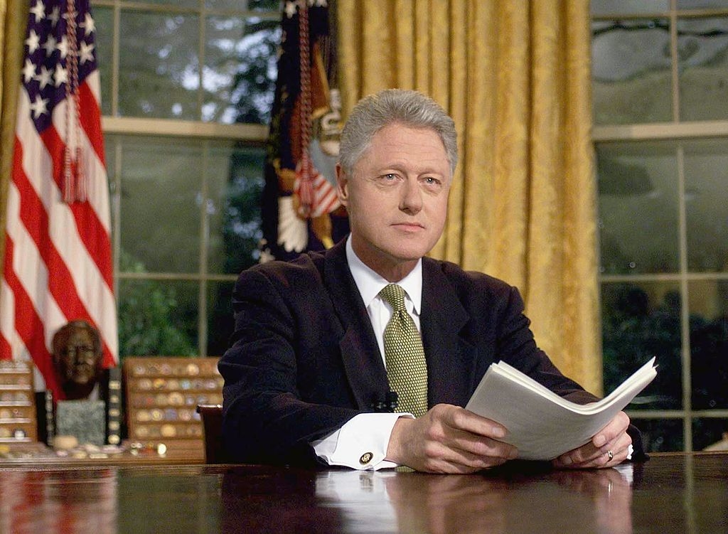 Tổng thống Hoa Kỳ Bill Clinton chụp ảnh sau khi phát biểu trước quốc dân từ Phòng Bầu dục ở Nhà Trắng ngày 10 tháng 6 năm 1999, sau khi kết thúc chiến tranh ở Nam Tư. (Ảnh: Getty Images)